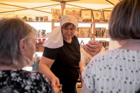 Менскія манашкі едуць у Бельгію гандляваць. Там не вераць, што яны падтрымліваюць вайну